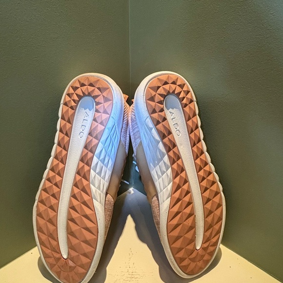 Aldo, US 8.5, salmon, and white mesh, very lightweight running shoes. - Picture 6 of 7